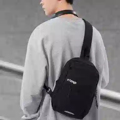 特步 休闲便携商务通勤 牛津纺 胸包 男女同款情侣款 黑色