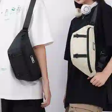 特步 斜挎包男轻便外出随身便携休闲百搭日系潮流运动多功能简约 织物 单肩包 男女同款情侣款 黑色/白色