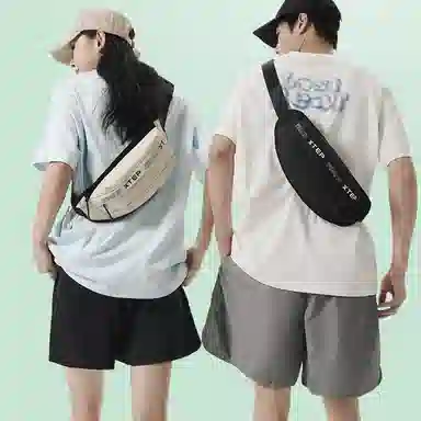 特步 胸包男大容量百搭斜挎包潮酷轻便运动骑行包耐用帅气单肩包女新 织物 胸包 男女同款情侣款 黑色