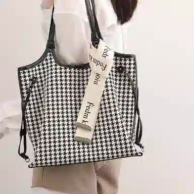 PESASRIE Tote