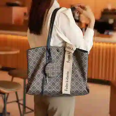 PESASRIE PVC Tote