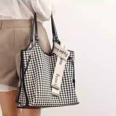 PESASRIE Tote