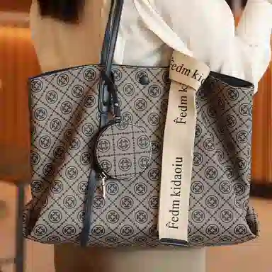 PESASRIE PVC Tote