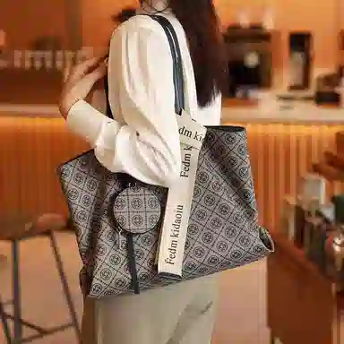 PESASRIE PVC Tote