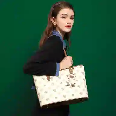 PESASRIE PVC Tote