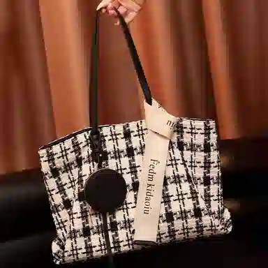 PESASRIE Tote