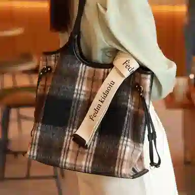 PESASRIE Tote