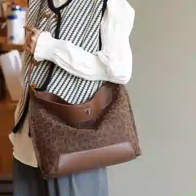 PESASRIE Tote