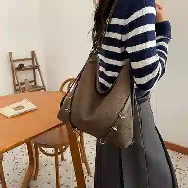 冠军小熊 时尚多功能 鸡皮绒 单肩包 女款 多色