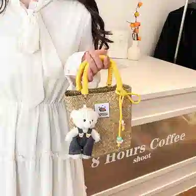 冠军小熊 可爱小熊编织手绳菜篮子包彩色装饰绳精致手工编制包沙滩包 草编 手提包 女款 咖色/绿色/粉色/黄色