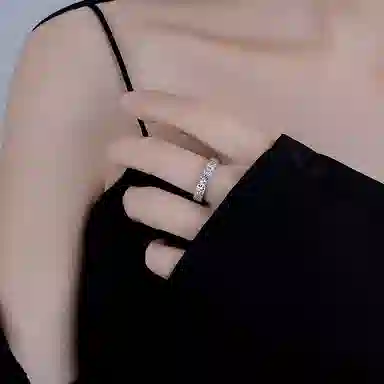 925