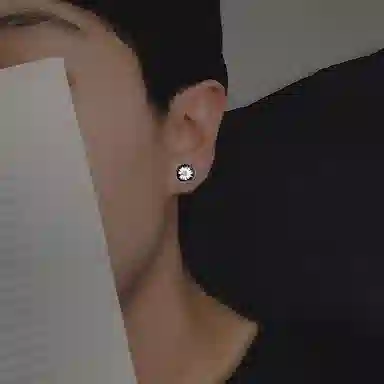 迎百宝 夜光小雏菊 轻奢时尚高街风无性别中性风 小众设计感花朵 合金 耳钉 男女同款情侣款