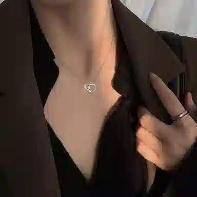 迎百宝 环环相扣 莫比乌斯几何圆圈简约轻奢时尚百搭镂空镶钻气质短款圆环锁骨链 合金 项链 女款
