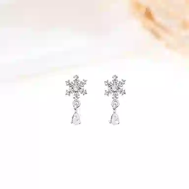 迎百宝 冬日恋歌 好运 轻奢灵动高级感雪花流苏 耳环 男女同款情侣款