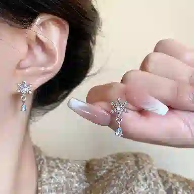 迎百宝 冬日恋歌 好运 轻奢灵动高级感雪花流苏 耳环 男女同款情侣款