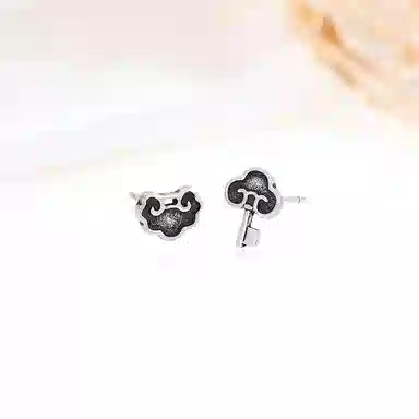 925