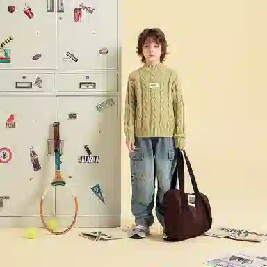 青蛙王子 时尚洋气落肩字母印花长袖毛衣 中小童