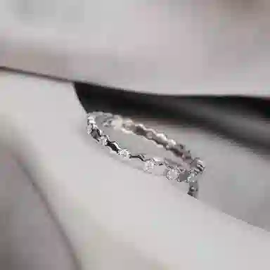925