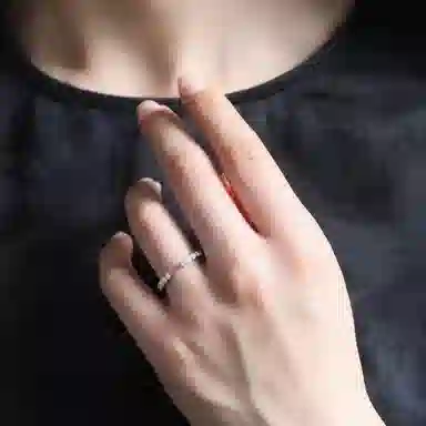 925