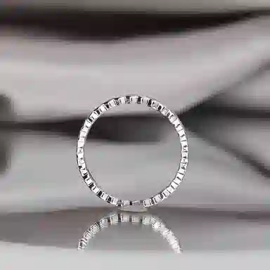 925
