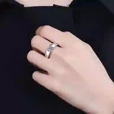 925