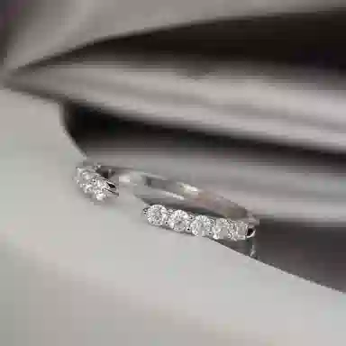 925