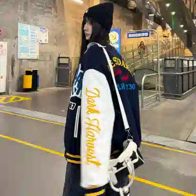 美式复古高街植绒刺绣字母撞色拼接外套 嘻哈街头痞帅 宽松落肩垂感 休闲舒适百搭棒球服 男女同款