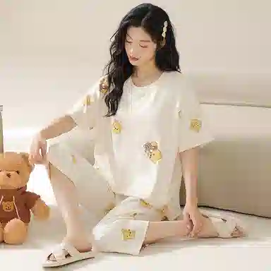 欧迪芬 带胸垫舒适亲肤透气短袖夏季甜美风小熊图案七分裤睡衣套装 女款 白色