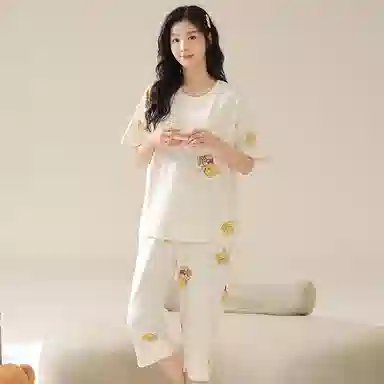 欧迪芬 带胸垫舒适亲肤透气短袖夏季甜美风小熊图案七分裤睡衣套装 女款 白色