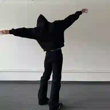 八哥 巴黎弯刀微喇裤美式高街个性简约基础款水洗做旧学院风修身纯色百搭弹力显高拉链通勤牛仔裤 男女同款