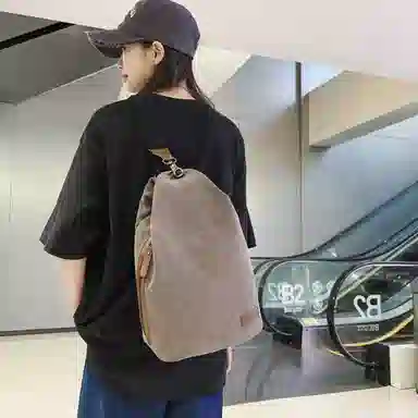 米囹 复古摩登有型 时尚质地舒适亲肤 大容量通勤 男女同款 轻盈 斜跨包 中号 白色/灰色/黑色/卡其色