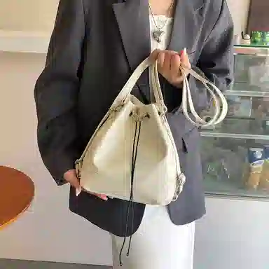 米囹 纹理细腻复古皮面美 学生乐趣简单出行优雅街潮 女款 轻盈 双肩包 白色/黑色/酒红色/棕色