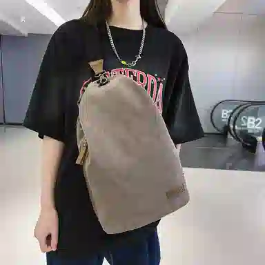 米囹 复古摩登有型 时尚质地舒适亲肤 大容量通勤 男女同款 轻盈 斜跨包 中号 白色/灰色/黑色/卡其色
