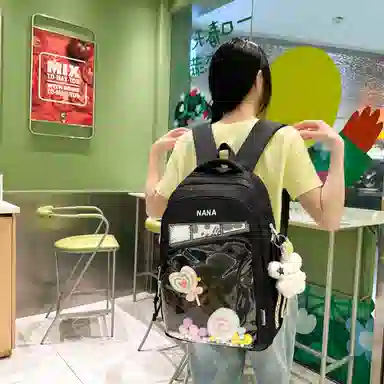 米囹 潮可爱毛绒玩具装饰精致范 大容量初中高中男女同款 轻盈 双肩包 常规 白色/黑色/卡其色/蓝色/粉色