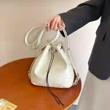 米囹 纹理细腻复古皮面美 学生乐趣简单出行优雅街潮 女款 轻盈 双肩包 白色/黑色/酒红色/棕色