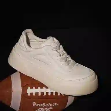 MILLIE'S Low Top Sneakers