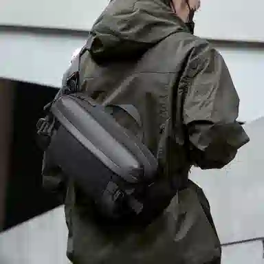 日系斜挎包 潮牌日常通勤旅行百搭轻便单肩多功能运动骑行休闲腰包简约纯色防泼水 牛津纺 胸包 中号 男款 黑色