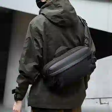 日系斜挎包 潮牌日常通勤旅行百搭轻便单肩多功能运动骑行休闲腰包简约纯色防泼水 牛津纺 胸包 中号 男款 黑色