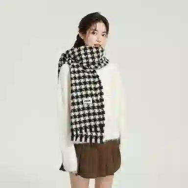 匹克 亲肤柔软复古潮流防风防寒保暖细腻 软蓬蓬软绵绵国风高颜值高端大气上档次滑雪高原 聚酯纤维 绒线围巾 男女同款情侣款 黑白