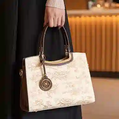 维尼奥 品牌大气国风刺绣妈妈包高颜值新中式时尚百搭母亲气质女包优雅通勤包 合成革 手提包单肩斜挎 常规 女款 棕白色