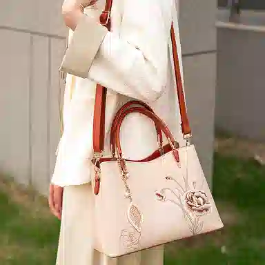 维尼奥 小众国风刺绣百合花古风大容量新中式通勤包 合成革 妈妈手提包单肩斜挎 常规 女款 米白色