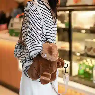 维尼奥 创意造型小熊猫软乎乎不掉毛不掉色 毛绒 双肩包 女款 棕咖色