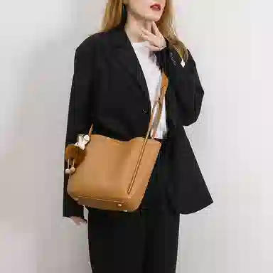 维尼奥 高级感小众时尚大气水桶包简约百搭休闲通勤菜篮子包 合成革 单肩包 常规 女款 多色
