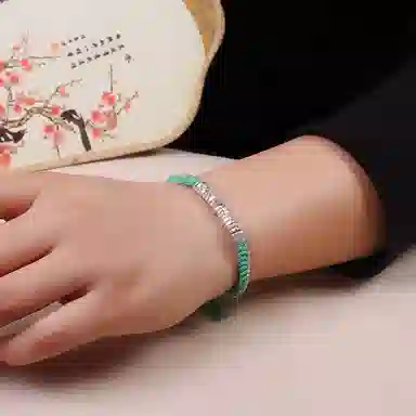925
