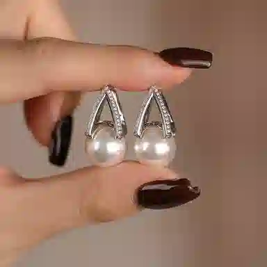 925