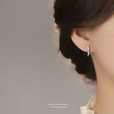 925