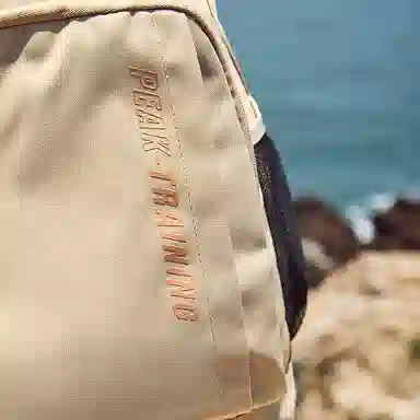 匹克 运动生活潮流时尚休闲百搭背包通勤包 织物 双肩包 中号 男女同款情侣款 卡其