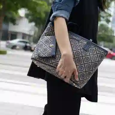 CHRISBELLA Tote