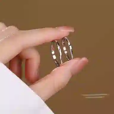 925
