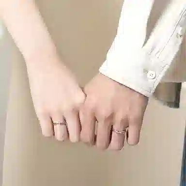 925